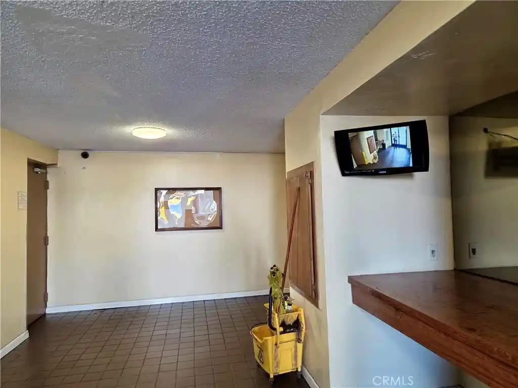 Listing Photo 2 - Condo for sale in 200 S Reno located at 200 S Reno, Los Angeles, CA 90057 - Unit #102