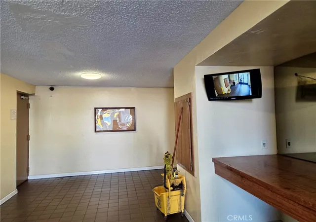 Listing Photo 2 - Condo for sale in building located at 200 S Reno, Los Angeles, CA 90057 - Unit #102