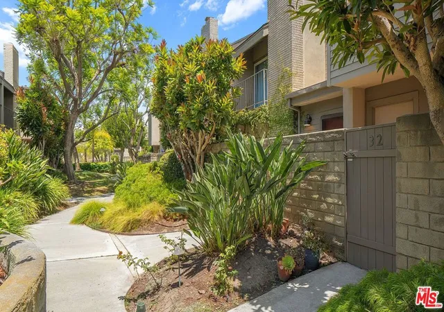 Photo 2 of Condo for sale at 32 Village Pkwy, Santa Monica, CA 90405 | MLS# 26876869 | Listing updated on 2026-09-14