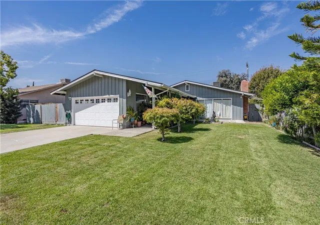 Photo 2 of Single family home for sale at 1101 S Mountain St, Visalia, CA 93277 | MLS# SR26187229 | Listing updated on 2026-10-05
