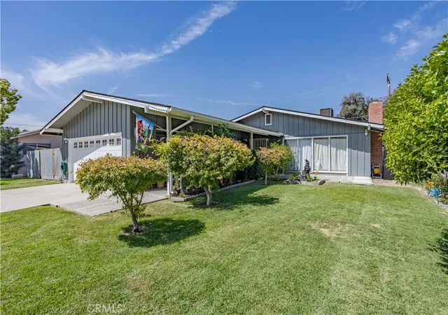Photo 3 of Single family home for sale at 1101 S Mountain St, Visalia, CA 93277 | MLS# SR26187229 | Listing updated on 2026-10-05