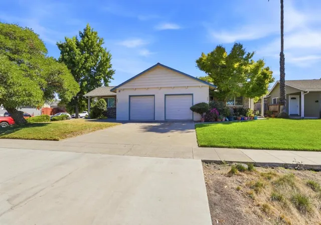 Photo 3 of Sale Pending at 986 W Hacienda Ave, Campbell, CA 95008 | MLS# ML82059113 | Listing updated on 2026-09-14