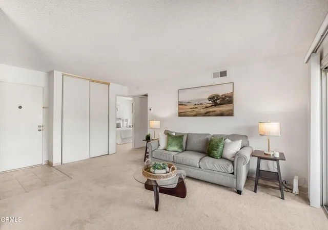 Listing Photo 4 - Condo for sale in building located at 824 Pinetree Cir, Thousand Oaks, CA 91360 - Unit #31