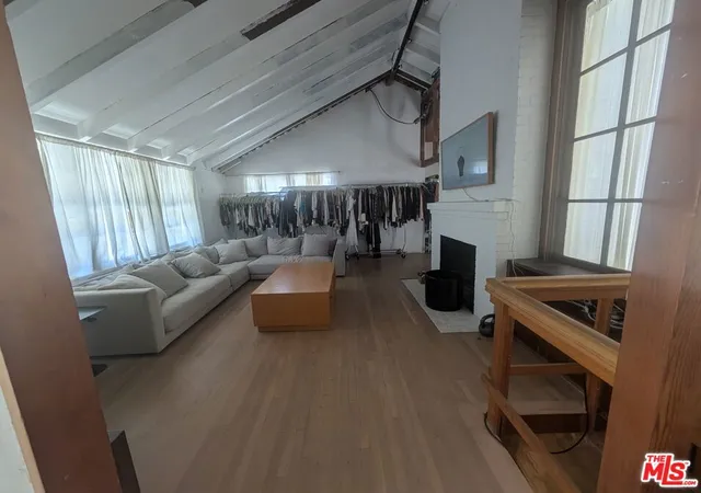 Photo 4 of Sale Pending at 9699 Yoakum Dr, Los Angeles, CA 90210 | MLS# 26876343 | Listing updated on 2026-09-15