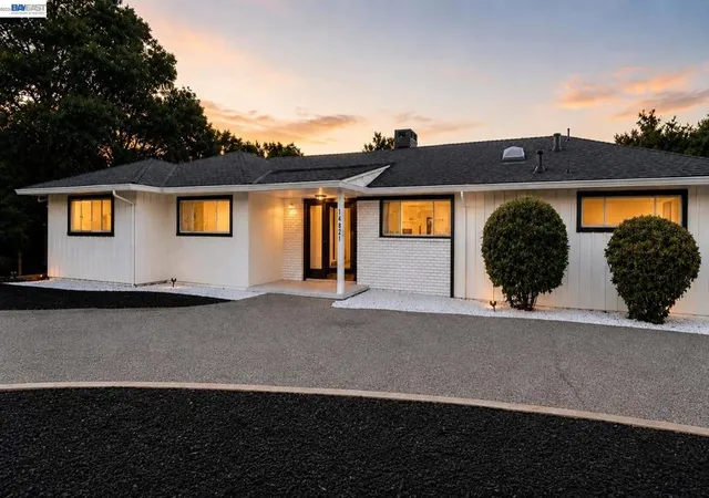 Photo 1 of Sale Pending at 14821 Golf Links Dr, Los Gatos, CA 95032 | MLS# 41146294 | Listing updated on 2026-09-15