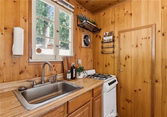 Photo 3 of Sale Pending at 27260 Little Bear Rd, Blue Jay, CA 92317 | MLS# IG26188209 | Listing updated on 2026-09-15
