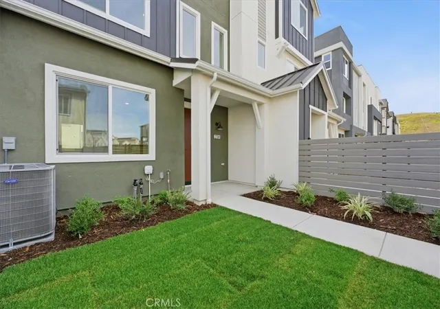 Photo 3 of Sale Pending at 27326 Seven Oaks Ln, Valencia, CA 91381 | MLS# IV26188594 | Listing updated on 2026-09-21