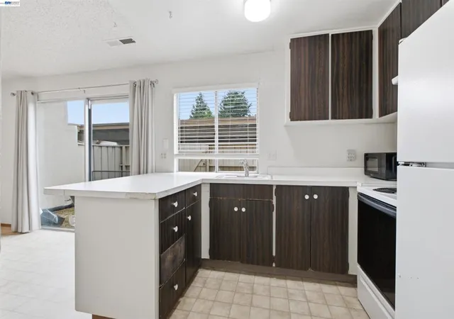 Photo 3 of Sale Pending at 34644 Greenstone Cmn, Fremont, CA 94555 | MLS# 41146569 | Listing updated on 2026-09-14