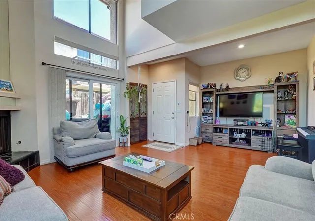 Photo 2 of Sale Pending at 6323 Reseda #1, Tarzana, CA 91335 | MLS# CV26166860 | Listing updated on 2026-09-15