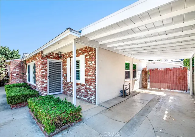 Photo 3 of Single family home for sale at 4950 Garden Grv, Tarzana, CA 91356 | MLS# SR26191102 | Listing updated on 2026-09-14