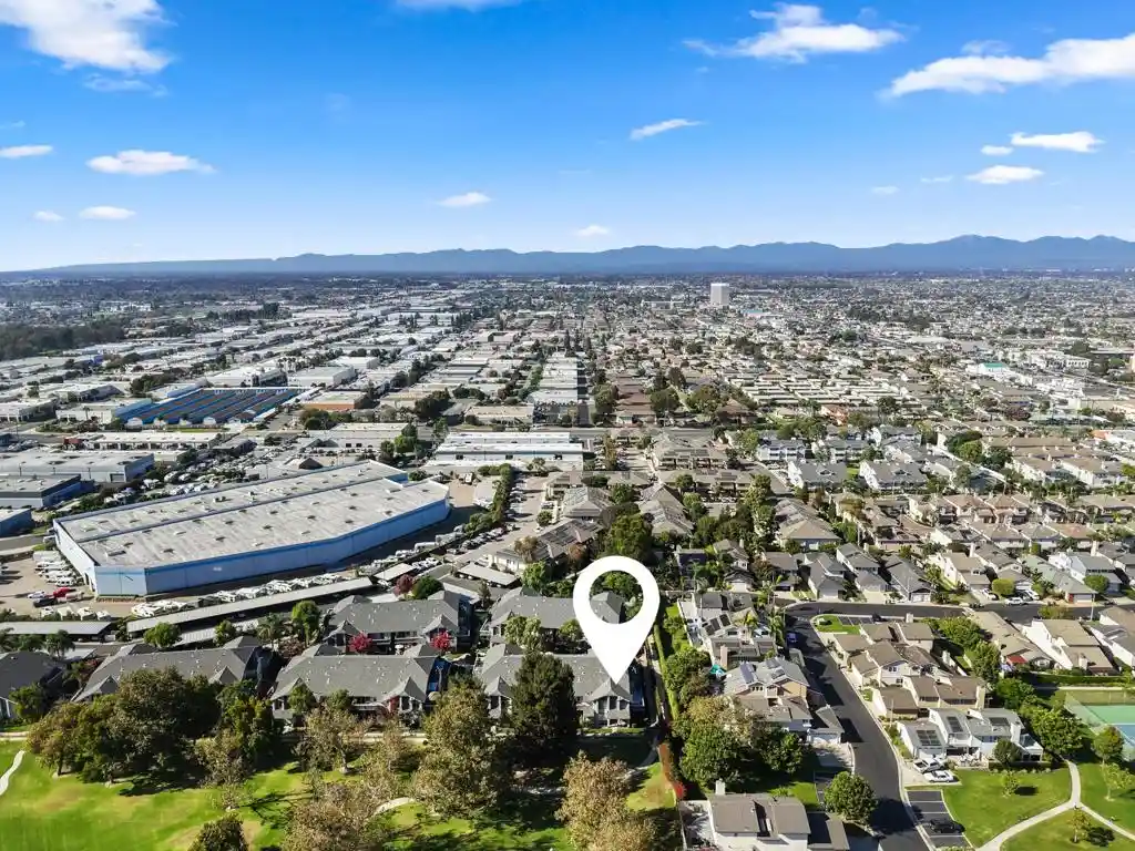 Listing Photo 32 - Condo for sale in 18242 Parkview Ln located at 18242 Parkview Ln, Huntington Beach, CA 92648 - Unit #208