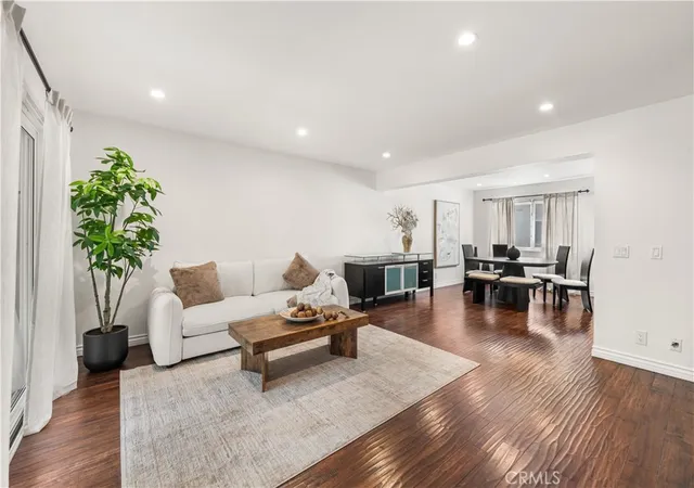 Townhouse for sale at 18333 Hatteras #6, Tarzana, CA 91356 | MLS# SR26191981