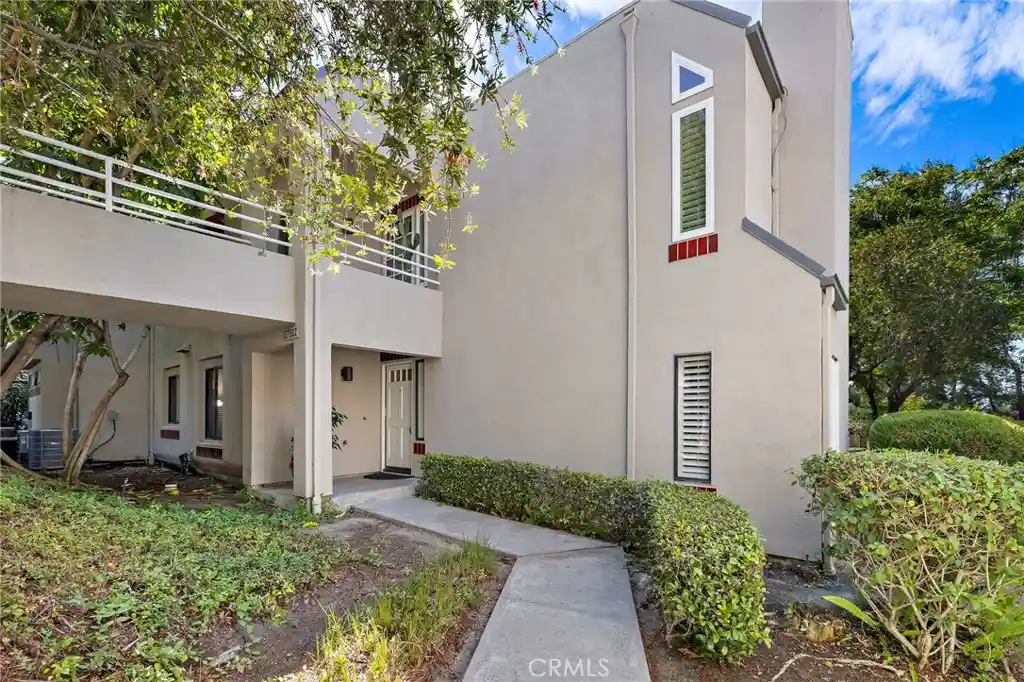 Listing Photo 2 - Condo for sale in 27802 Gleneagles located at 27802 Gleneagles, Mission Viejo, CA 92692 - Unit 27802 Gleneagles