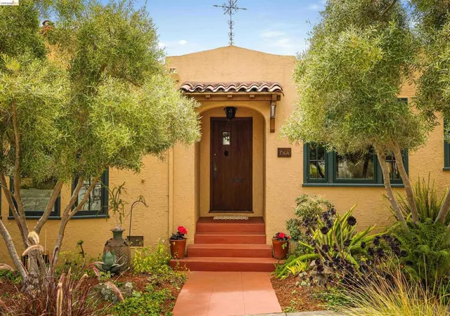 Photo 2 of Single family home for sale at 1564 Beverly Pl, Albany, CA 94706 | MLS# 41147008 | Listing updated on 2026-09-14
