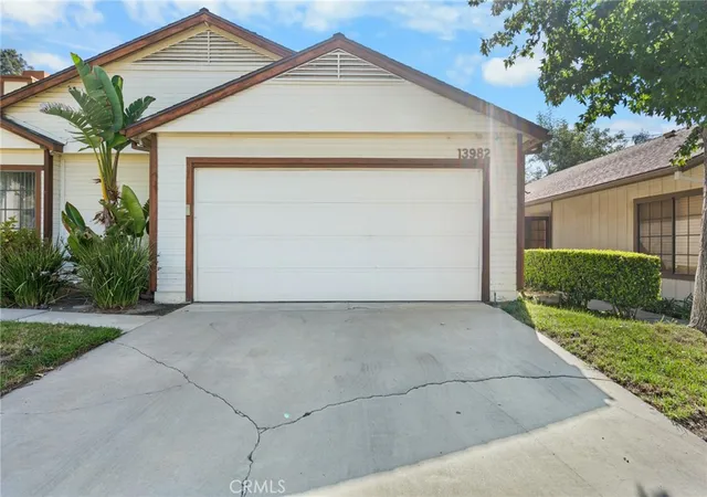 Photo 3 of Condo for sale at 13982 Olive Grv Ln, Sylmar, CA 91342 | MLS# IG26191343 | Listing updated on 2026-09-15