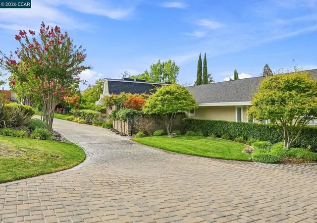 Photo 4 of Sale Pending at 126 Peake Pl, Alamo, CA 94507 | MLS# 41147042 | Listing updated on 2026-09-18