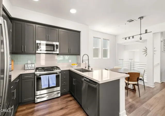 Listing Photo 4 - Condo for sale in building located at 1276 E Thompson Blvd, Ventura, CA 93001 - Unit #101