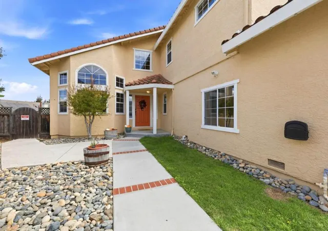 Photo 3 of Single family home for sale at 1641 El Camino De Vida, Hollister, CA 95023 | MLS# ML82059996 | Listing updated on 2026-09-16