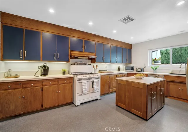 Photo 3 of Single family home for sale at 322 S Lincoln St, Burbank, CA 91506 | MLS# BB26192871 | Listing updated on 2026-09-19