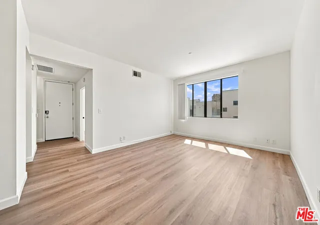 Photo 2 of Condo for sale at 533 S St Andrews Pl #404, Los Angeles, CA 90020 | MLS# 26944229 | Listing updated on 2026-09-15