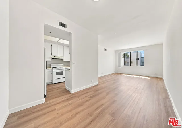 Photo 4 of Condo for sale at 533 S St Andrews Pl #404, Los Angeles, CA 90020 | MLS# 26944229 | Listing updated on 2026-09-15