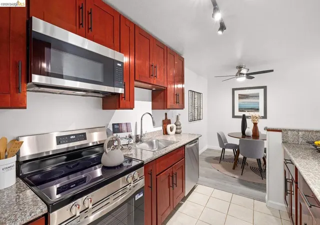 Listing Photo 5 - Condo for sale in building located at 385 Jayne Ave, Oakland, CA 94610 - Unit #109