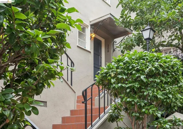 Photo 3 of Condo for sale at 208 Lee St, Oakland, CA 94610 | MLS# 41147324 | Listing updated on 2026-09-16