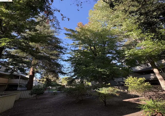 Listing Photo 4 - Condo for sale in building located at 2704 Oak Rd, Walnut Creek, CA 94597 - Unit #75