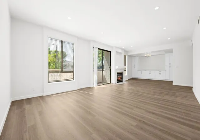 Photo 1 of Condo for sale at 910 S Bedford St #102, Los Angeles, CA 90035 | MLS# ML82060260 | Listing updated on 2026-09-15
