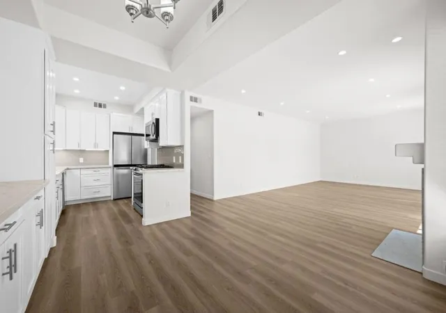 Photo 3 of Condo for sale at 910 S Bedford St #102, Los Angeles, CA 90035 | MLS# ML82060260 | Listing updated on 2026-09-15
