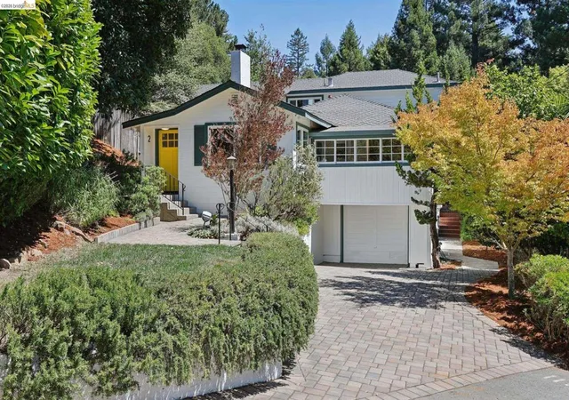 Photo 2 of Single family home for sale at 2 Mall Ct, Oakland, CA 94611 | MLS# 41147410 | Listing updated on 2026-09-15