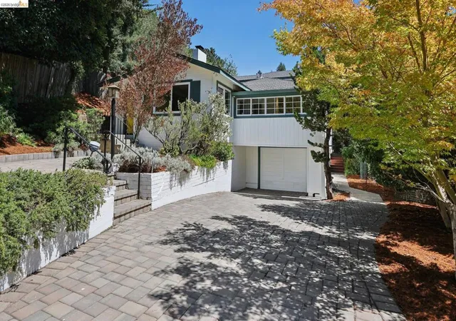 Photo 3 of Single family home for sale at 2 Mall Ct, Oakland, CA 94611 | MLS# 41147410 | Listing updated on 2026-09-15