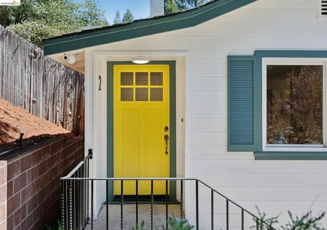 Photo 3 of Single family home for sale at 2 Mall Ct, Oakland, CA 94611 | MLS# 41147410 | Listing updated on 2026-09-15