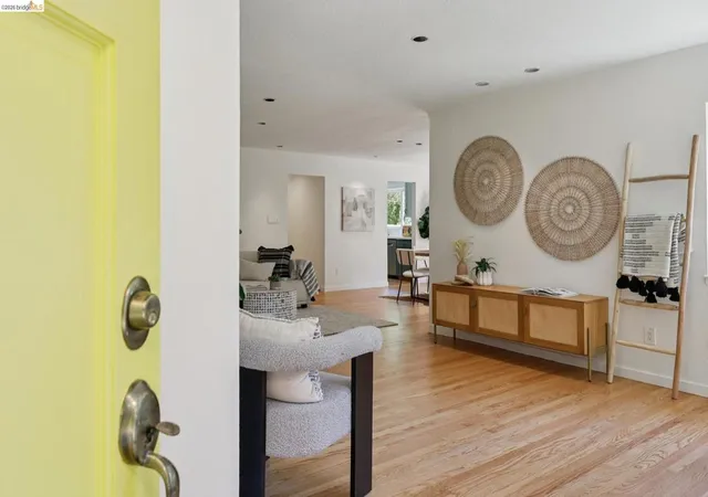 Photo 4 of Single family home for sale at 2 Mall Ct, Oakland, CA 94611 | MLS# 41147410 | Listing updated on 2026-09-15