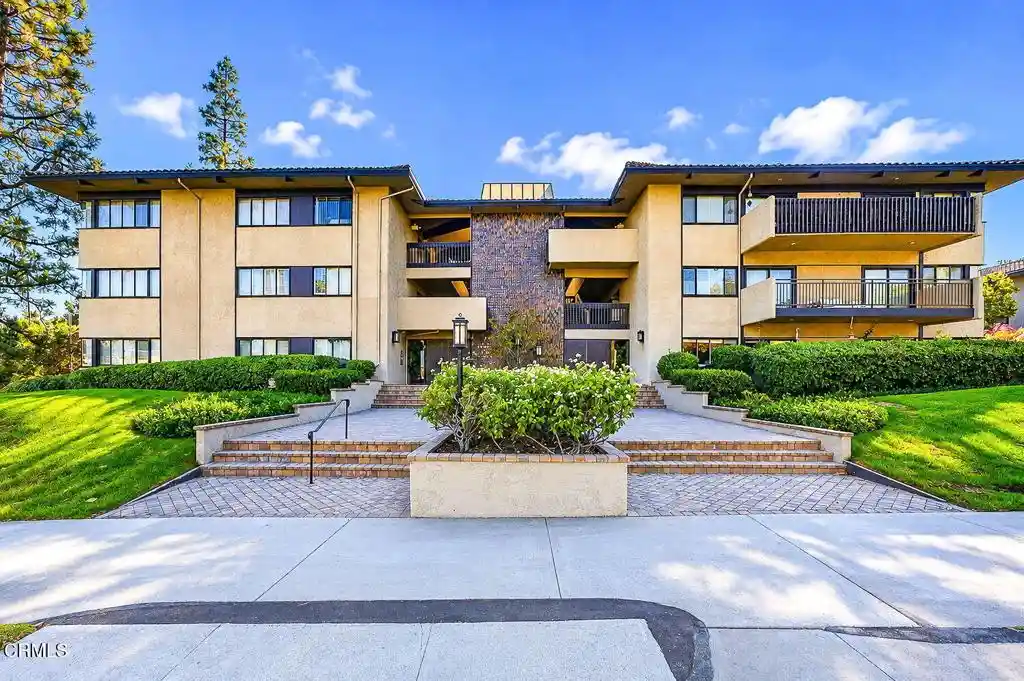 Listing Photo 2 - Condo for sale in 111 S Orange Grv Blvd located at 111 S Orange Grv Blvd, Pasadena, CA 91105 - Unit #105