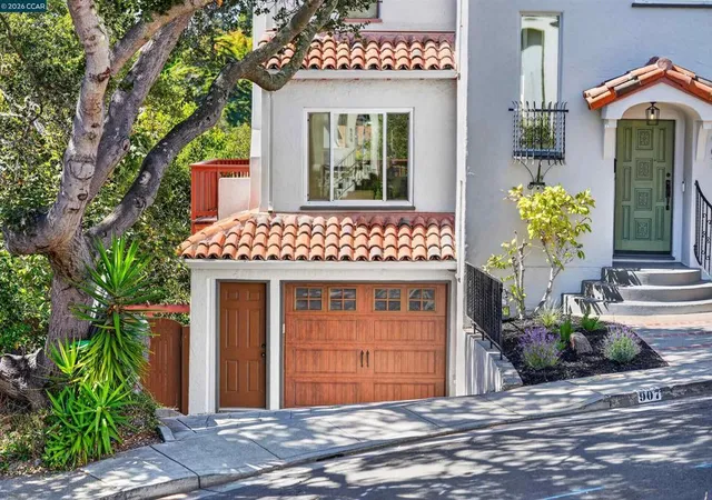Photo 2 of Sale Pending at 907 Glendome Cir, Oakland, CA 94602 | MLS# 41147413 | Listing updated on 2026-09-24
