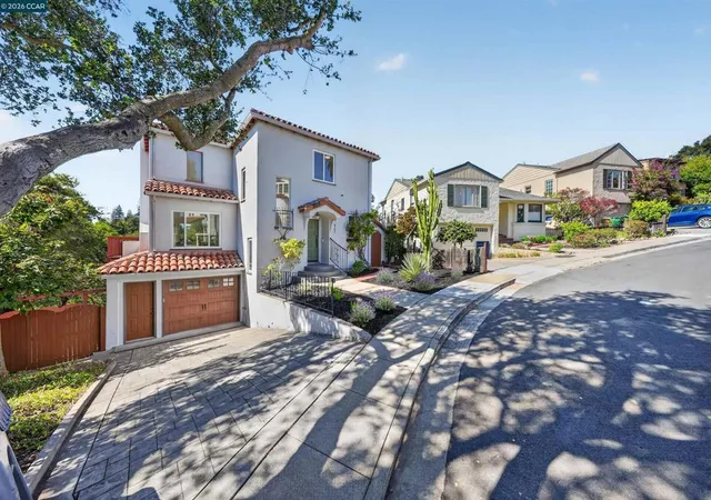 Photo 3 of Sale Pending at 907 Glendome Cir, Oakland, CA 94602 | MLS# 41147413 | Listing updated on 2026-09-24