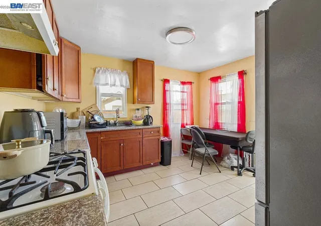 Listing Photo 5 - Condo for sale in building located at 24024 Park St, Hayward, CA 94541