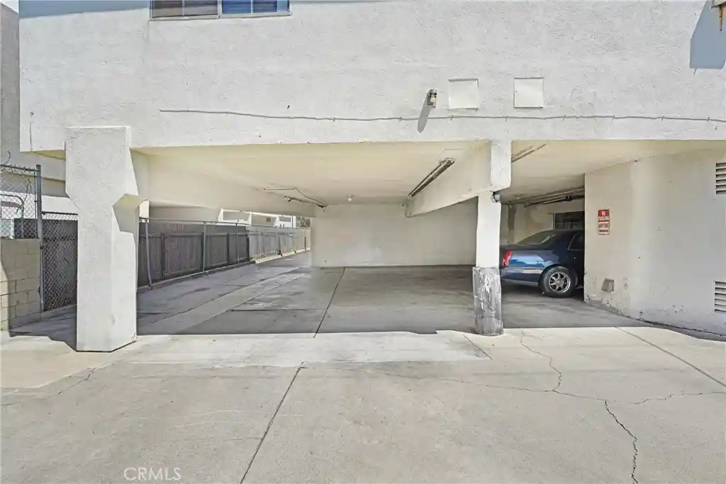 Photo 4 of Sale Pending at 4522 St Charles Pl, Los Angeles, CA 90019 | MLS# PW26196740 | Listing updated on 2026-10-28