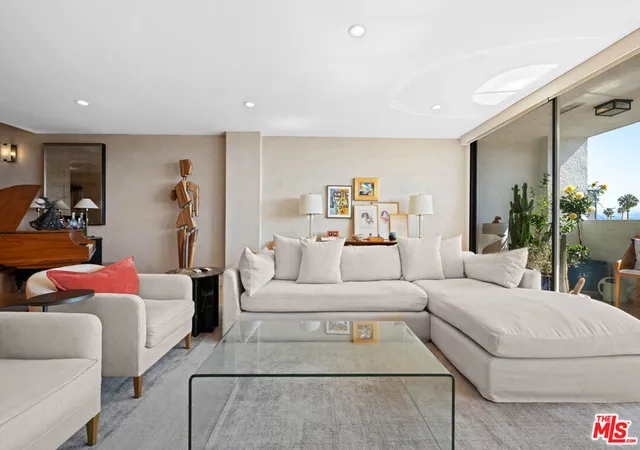Listing Photo 4 - Condo for sale in building located at 321 N Oakhurst Dr, Beverly Hills, CA 90210 - Unit #601