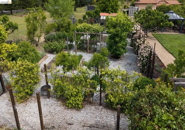 Photo 3 of Single family home for sale at 22282 Bennett Rd, Sonora, CA 95370 | MLS# 41147510 | Listing updated on 2026-09-15