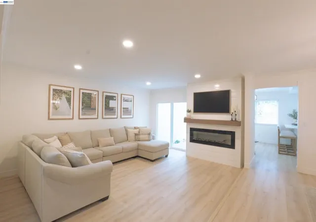 Photo 2 of Townhouse for sale at 2031 Julius Ct, Walnut Creek, CA 94598 | MLS# 41147515 | Listing updated on 2026-09-30