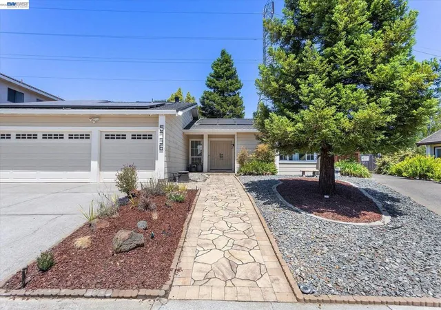 Photo 2 of Single family home for sale at 5736 Medallion Ct, Castro Valley, CA 94552 | MLS# 41147519 | Listing updated on 2026-09-15