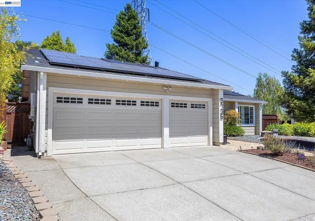 Photo 3 of Single family home for sale at 5736 Medallion Ct, Castro Valley, CA 94552 | MLS# 41147519 | Listing updated on 2026-09-15