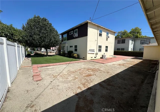 Listing Photo 5 - Condo for sale in building located at 2208 W Victory, Burbank, CA 91506