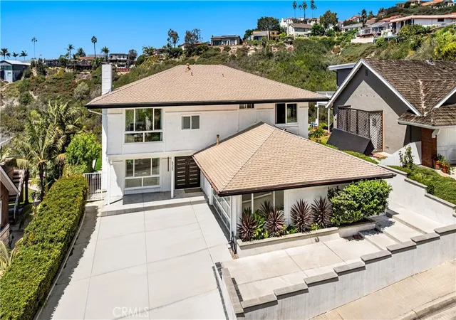 Photo 3 of Single family home for sale at 525 E Avenida San Juan, San Clemente, CA 92672 | MLS# OC26197175 | Listing updated on 2026-09-25