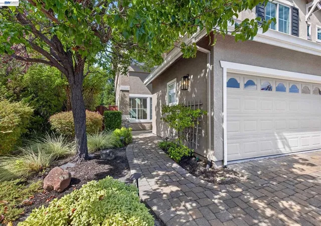 Photo 3 of Single family home for sale at 142 Blackstone Dr, Danville, CA 94506 | MLS# 41147562 | Listing updated on 2026-10-05