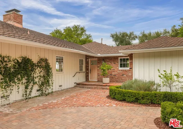 Photo 3 of Single family home for sale at 3971 Royal Oak Pl, Encino, CA 91436 | MLS# 26954989 | Listing updated on 2026-09-23