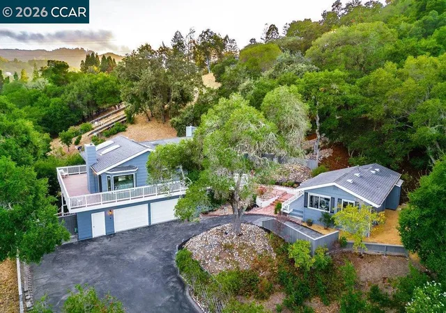 Photo 2 of Sale Pending at 9 Valley Ct, Orinda, CA 94563 | MLS# 41147568 | Listing updated on 2026-09-26