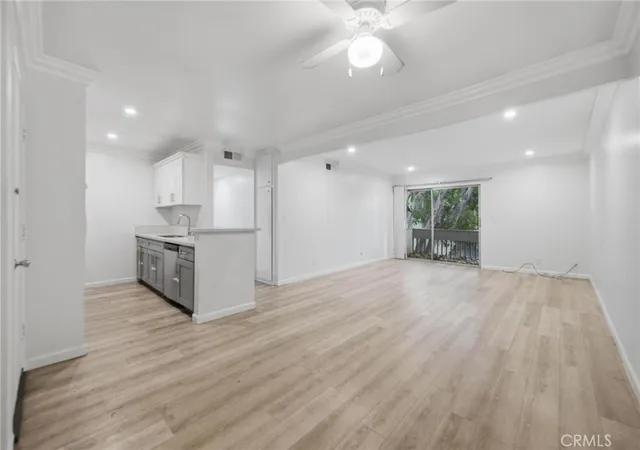 Condo for sale at 18620 Hatteras St #206, Tarzana, CA 91356 | MLS# SR26197595